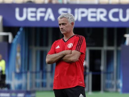 Mourinho, durante el entrenamiento del Manchester United. 