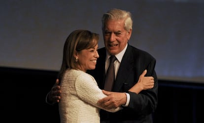 Vargas Llosa y V&aacute;zquez Mota en el seminario de la FIL.