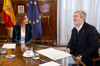 La vicepresidenta primera del Gobierno y ministra de Hacienda, María Jesús Montero, durante la reunión mantenida en Madrid este lunes con el presidente de Canarias, Fernando Clavijo.