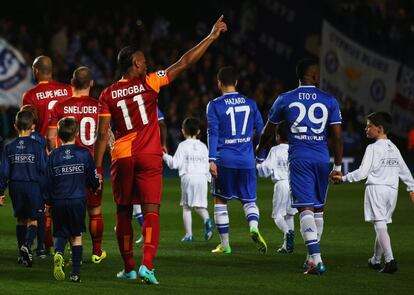 Didier Drogba saluda a la afición del Chelsea FC antes del inciio del partido. 