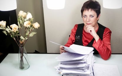 Mercedes Gallizo en su casa con la selección de cartas de los reclusos.
