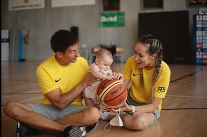 Marta Fernández, con su marido el entrenador Alberto Miranda y su hija Alba durante el campus de Rudy Fernández en Mallorca.