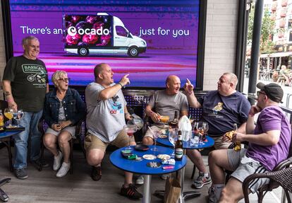 Turistas británicos en el centro de Benidorm este martes.