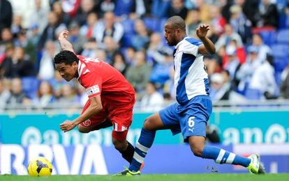 Bacca trata de marcharse ante Sidnei, este domingo en Cornellà.