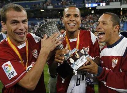 Faniano, Barbosa y Adriano enseñan el trofeo de la Supercopa