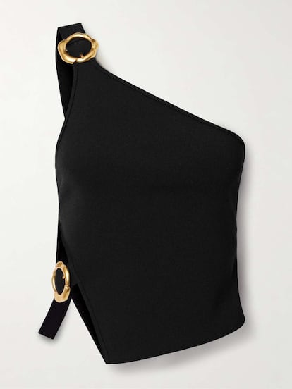 El top Valeria de Cult Gaia está diseñado para estilizar al máximo. No solo por su color negro, sino también por su tejido de punto que se adapta como un guante. La hebilla metálica de color dorado y forma de flor que decora el hombro y uno de sus lados hace de esta prenda una alternativa versátil y original. (505 euros).