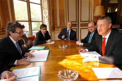 El ministro francés de Trabajo, Jean Louis Borloo, conversa con su homólogo español, Jesús Caldera, en París.