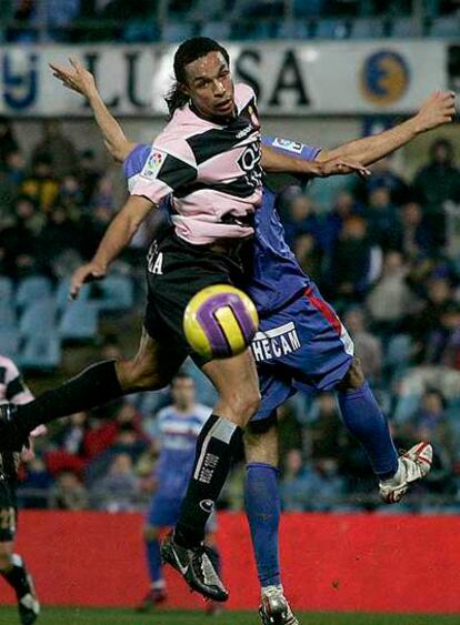 Valdo salta por el balón con un defensa del Getafe.