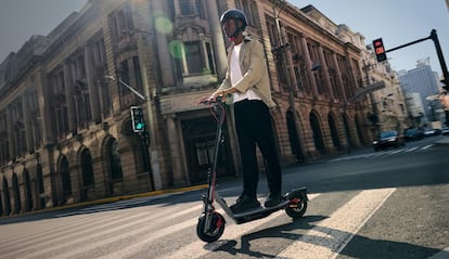 Uso en ciudad del patinete Segway Ninebot F3 PRO