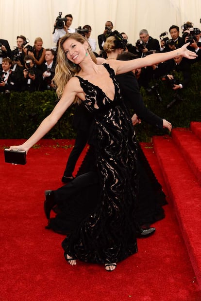 Gisele Bündchen, todo sonrisas en la alfombra roja, vistió de Balenciaga.