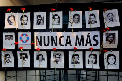 Cartel con rostros de detenidos desaparecidos durante la dictadura de Augusto Pinochet, en un acto en memoria en el Estadio Nacional en Santiago (Chile) el pasado lunes.