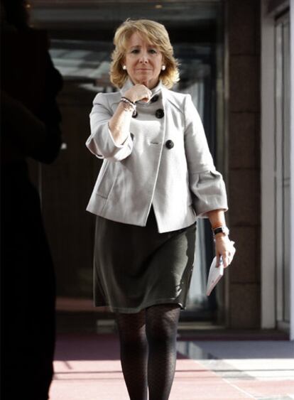 Esperanza Aguirre sale de la Asamblea de Madrid.