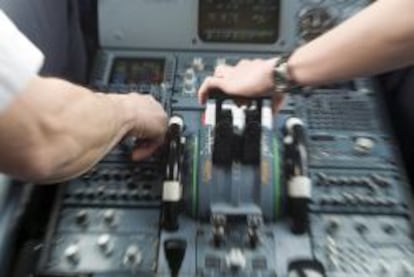 Pilotos en la cabina de un avi&oacute;n.