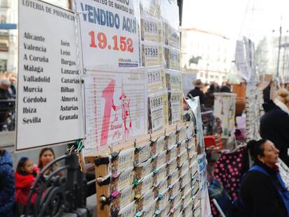 Un puesto de venta de décimos de la Lotería de Navidad, en Madrid.