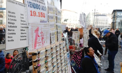 Un puesto de venta de décimos de la Lotería de Navidad, en Madrid.