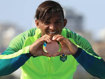 Isaquias Queiroz com a medalha de bronze.