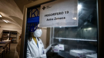 Cajas con dosis de la vacuna de AstraZeneca en un centro de vacunación en Roma, este martes.