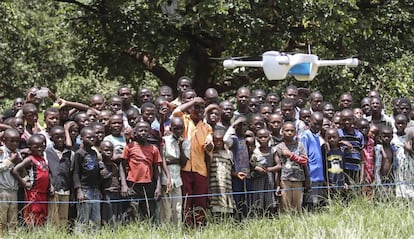 Un grupo de niños asiste a una prueba de vuelo de un dron en Malawi en 2016.