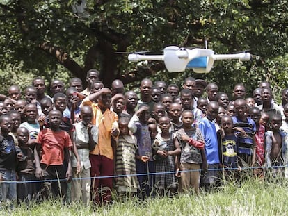 Un grupo de niños asiste a una prueba de vuelo de un dron en Malawi en 2016.
