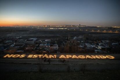 Acción del colectivo Boa Mistura con el apoyo de vecinos y vecinas de La Cañada Real para denunciar el corte de suministro eléctrico en los sectores 5 y 6. La acción consistió en escribir con cientos de velas la frase “NOS ESTÁN APAGANDO”, y se realizó en el sector 5, el 5 de enero de 2021
