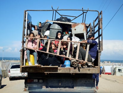 Un grupo de palestinos huye de Jan Yunis hacia Rafah, en el sur de la franja de Gaza, este miércoles.