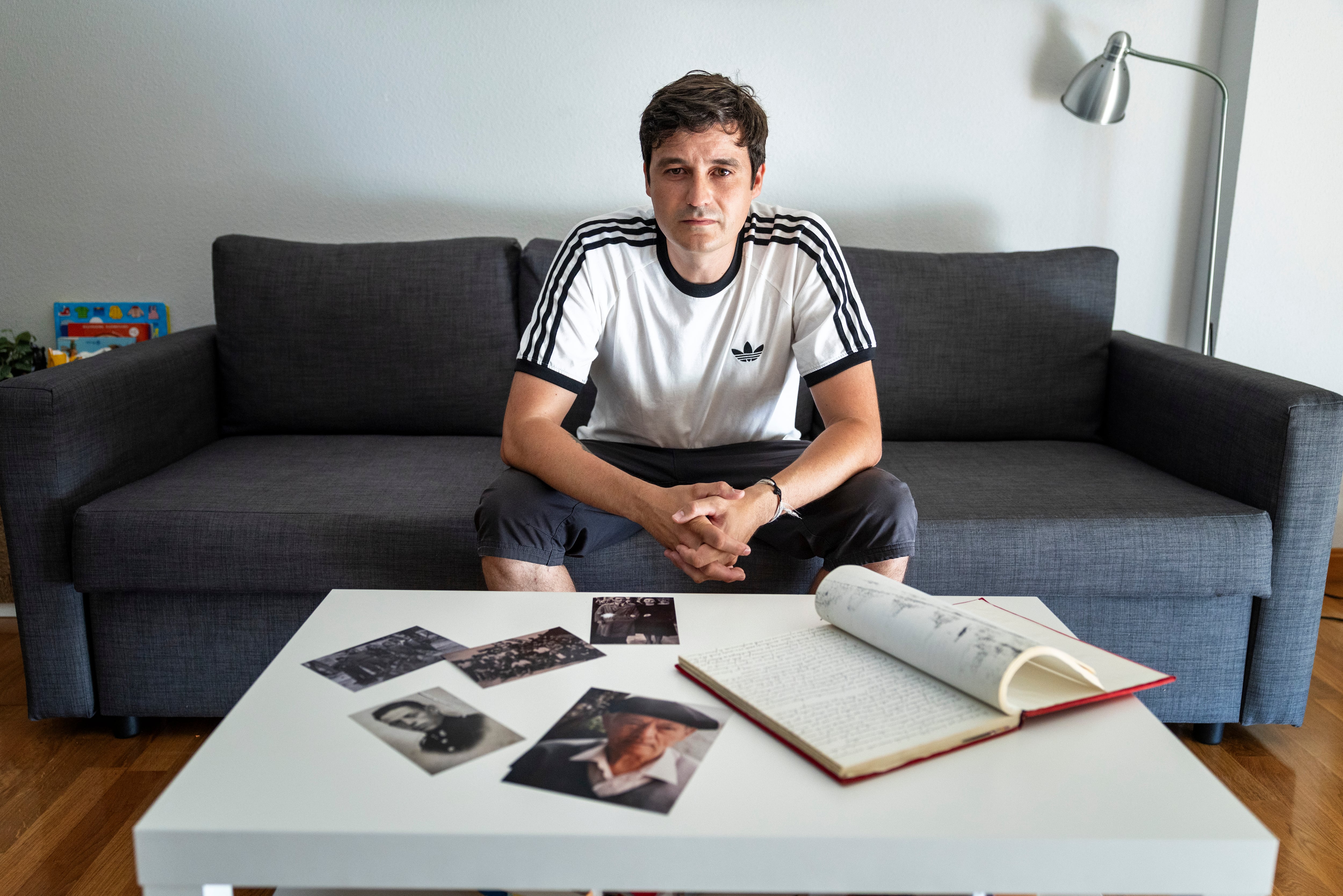 Eduardo Jiménez, nieto de Policarpo Jiménez, posa en su casa de Getafe con fotos y el diario de su abuelo.