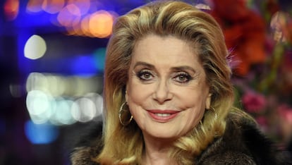 Catherine Deneuve

"Cuando estoy trabajando solo lavo mi pelo dos veces a la semana porque es muy grueso. Cuando lo hago utilizo la mascarilla limpiadora de Christophe Robin como champú. Es increíble para el pelo rubio porque lo deja mucho más brillante", aconseja la actriz.