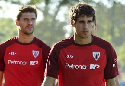 Llorente y Javi Martínez durante el entrenamiento de ayer en Lezama