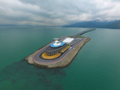 Vista aérea de la isla artificial del puente Zhuhai Macau, que conecta Hong Kong y las poblaciones chinas de Zhuhai y Macau, durante su inauguración oficial en Hong Kong.