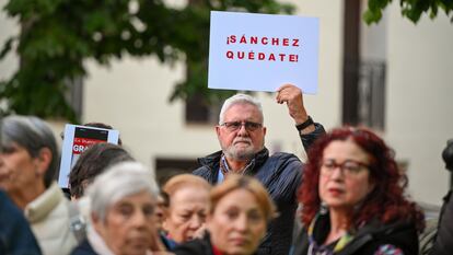 Concentración de apoyo a Pedro Sánchez en la sede del PSOE.