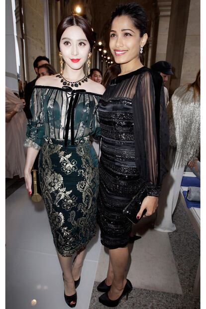 Las actrices Freida Pinto y Fan Bing Bing posaron juntas minutos antes del desfile.