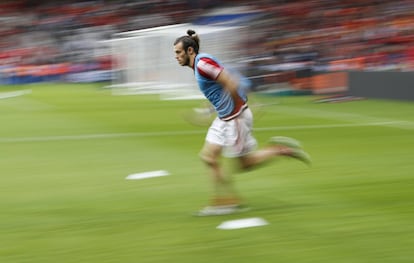 Bale calienta antes antes de un partido en la Eurocopa 2016 de Francia.