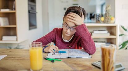 Un niño se enfrenta a una tarea de matemáticas.