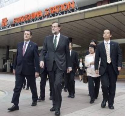 El presidente del Gobierno español, Mariano Rajoy (2i), a su llegada a Fukushima procedente de Tokio desde donde viajó en tren-bala, en la primera visita de un jefe de Estado o de Gobierno occidental a la ciudad desde el tsunami.