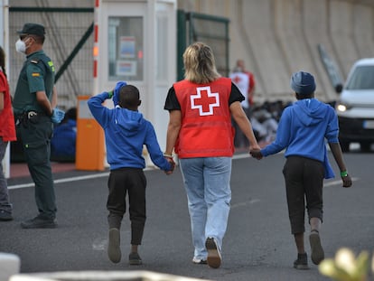 Dos niños tras su llegada al puerto de La Restinga, en El Hierro, en septiembre de 2023.