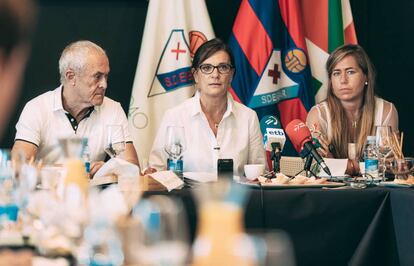 Mikel Larrañaga, Amaia Gorostiza y Patricia Rodríguez en la pasada junta de accionistas.