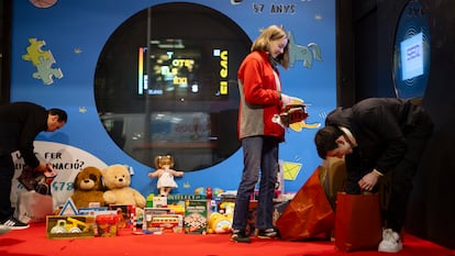 La recogida de juguetes de la campaña 'Cap nen sense joguina' ya está en marcha en la calle de Casp, la sede de SER Catalunya.
