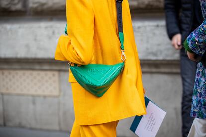 Bolso triangular de Prada, visto en la última edición de la Semana de la Moda de París.