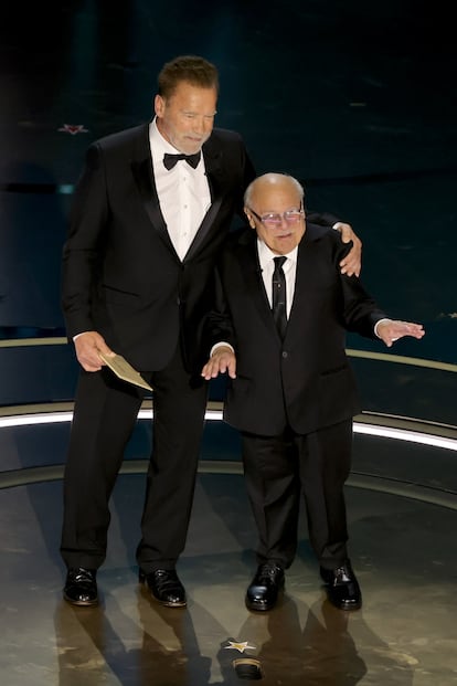 Arnold Schwarzenegger y Danny DeVito en los Oscar de 2024.