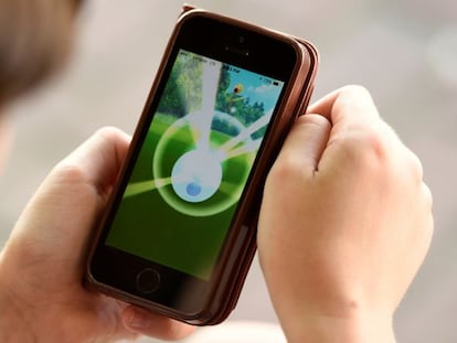 People play "Pokemon Go"in the small town of Occoquan, Virginia, U.S. August 14, 2016. REUTERS/Sait Serkan Gurbuz