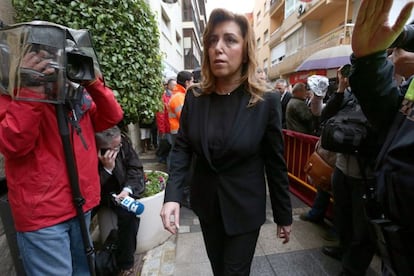 La presidenta de la Junta de Andaluc&iacute;a, Susana D&iacute;az, a su llegada a la capilla ardiente del guitarrista Paco de Luc&iacute;a que esta madrugada qued&oacute; instalada en el Sal&oacute;n de Plenos del Ayuntamiento de Algeciras, su ciudad natal. 