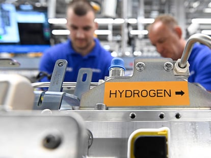Dos empleados de una fábrica de Bosch en Stuttgart, a mediados de julio.