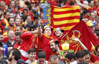Aficionados de España esperan la llegada de la selección en el estadio de Toulouse.