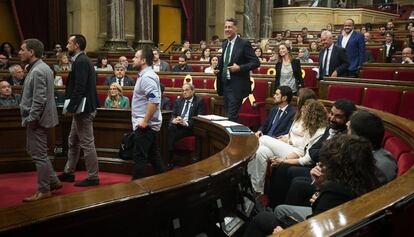 Ciutadans i el PP surten de l'hemicicle abans de la votació.