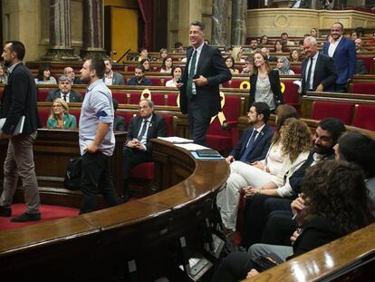 Ciutadans i el PP surten de l'hemicicle abans de la votació.