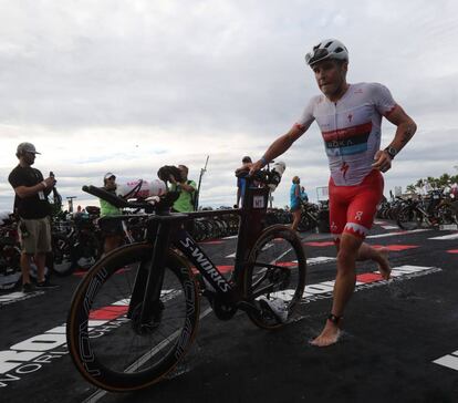 Javier Gómez Noya coge la bicicleta después de terminar el segmento de natación.
