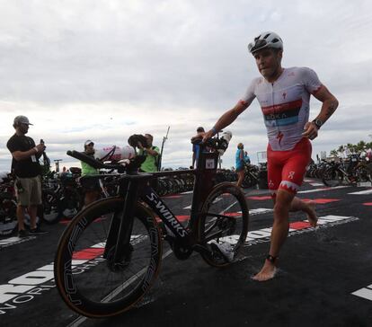 Javier Gómez Noya coge la bicicleta después de terminar el segmento de natación. 