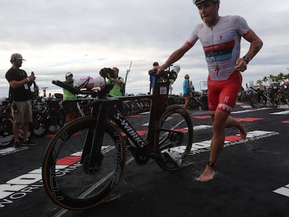 Javier Gómez Noya coge la bicicleta después de terminar el segmento de natación. 