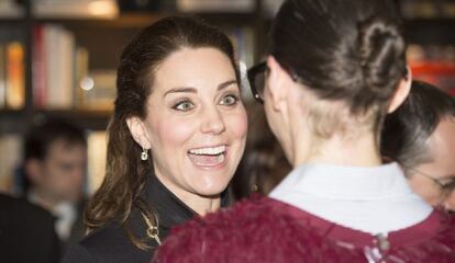 Kate Middleton conversa con la diseñadora Jenna Lyons durante una recepción en Nueva York.