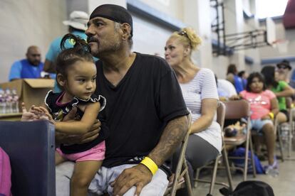 Caesar Mendez espera con su hija Catalina en un centro de evacuación en Corpus Christi, Texas, antes de subirse a un autobús en dirección a San Antonio.